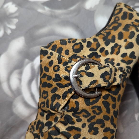 Woman's Leopard Print Open Toe Heels - Picture 4 of 6